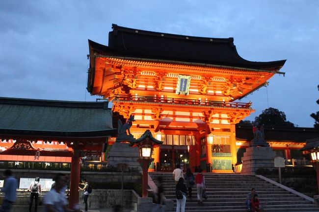 続いて京都の伏見稲荷神社へ行きました。<br />姫路→京都 結構むちゃな移動ですww<br />もう日が暮れてしまいました...