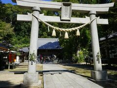 松平氏・徳川氏の発祥地である松平郷、巴川東岸の山地の中の小集落です。
松平氏館の跡に徳川家の始祖である松平親氏と徳川家康を祀っている「松平東照宮」です。