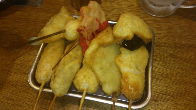 ストリートビューでホテルの周辺を見てたら <br />偶然目の前に串かつ屋が...もちろん直行！笑<br />10本セットで1000円。コスパよし♪<br />生姜もありましたが、意外とイケます^^