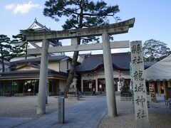 徳川家康の生地である岡崎城跡に鎮座する龍城神社です。天守閣と並んでいます。