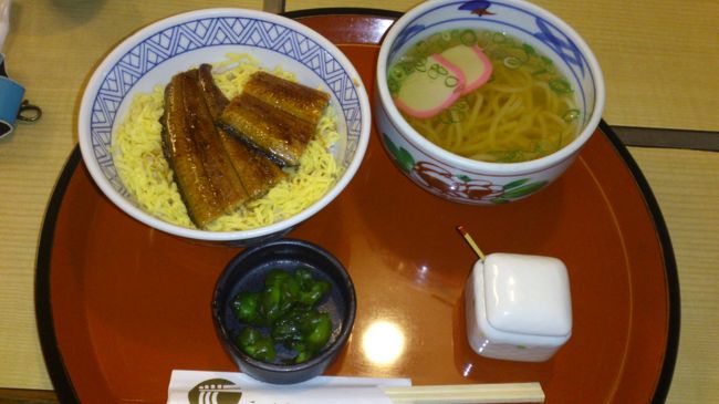 奈良駅近くの商店街にある店で食事。<br />うなぎとうどんで1000円。