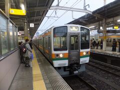 静岡で再び乗り換えます。
熱海行きです。東海道線での鈍行移動は細切れで乗り換えでしかも混んでいるので座席の争奪戦がけっこう激しいです。