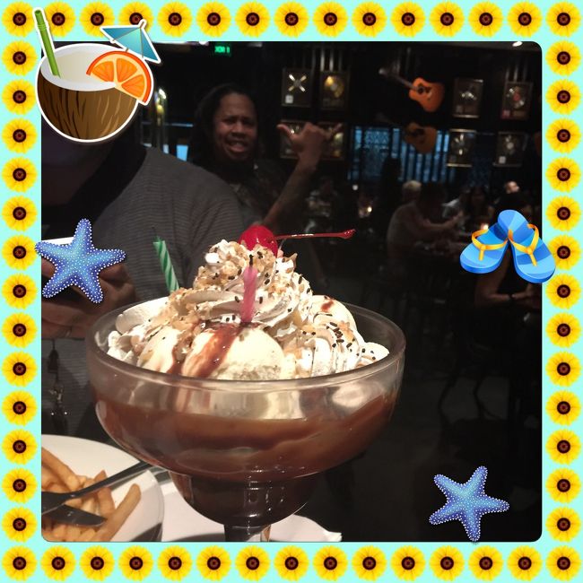 主人が数日後誕生日の為 サプライズバースデー♪<br />席を外れた直後、主人に見えないようにスタッフに交渉してサプライズでお祝いお願いしました♪ 私の好きなブラウニーサンデーを注文。<br />演出はスタッフさんにお任せです。<br />今までいろんなHRCに行きお祝いしていただきましたが、こんなに大人数のスタッフさんがお祝いしてくれたのは初めて(^O^) <br />太鼓の登場♪ 合唱で店内大盛り上がりで主人も驚き喜んでくれました(^-^)/