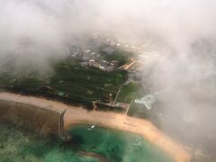 航路は雲が多い････

間もなく石垣島。


おっ、眼下には雲の隙間から綺麗なサンゴ礁の海が見える。

お願い、晴れてて〜〜〜。