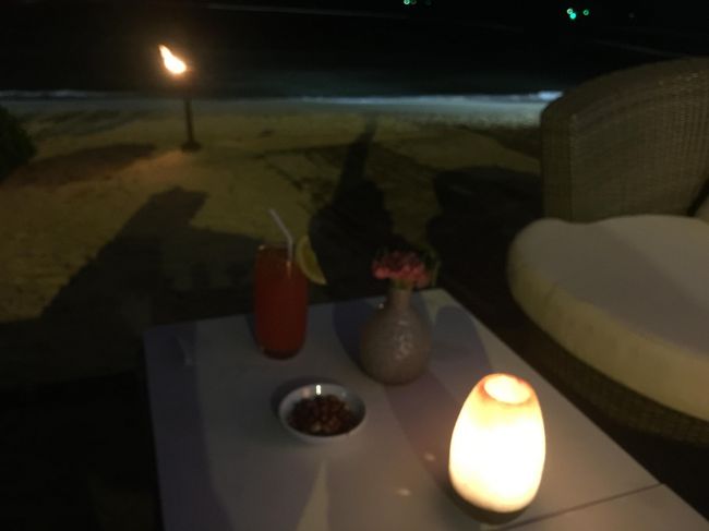 カウンター席ありますが、あえてそこは海をみながらのテーブル席をチョイス♪