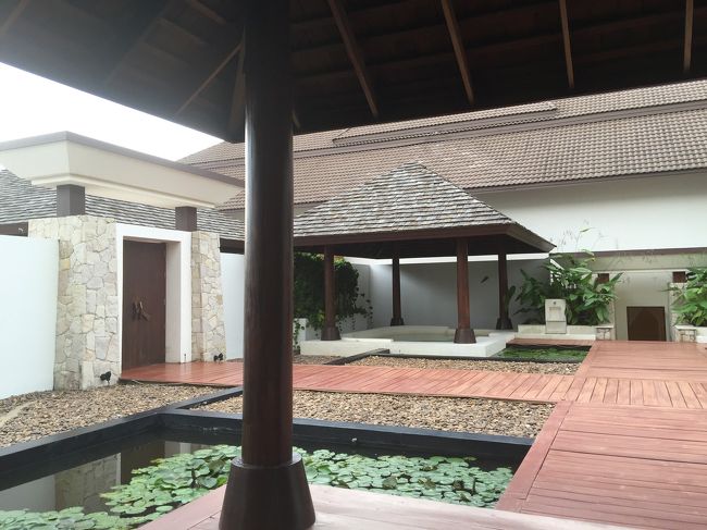 こちらで1人ずつ違う場所で施術スタートです