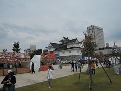 富山城址公園にやってきました。
当日はイベントでB級グルメ祭りなどで
よく見かける屋台がいくつか出店していました。
