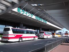 民間駐車場に車を預け、バスで
第一ターミナル北ウイングに運んでもらいます