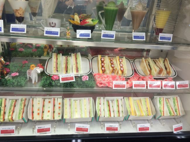 エビカツサンドとポークカツサンド、そしてモーニングとしてコーヒー代＋130円でハムエッグサンドがつきました。2人で3つのサンドイッチをペロリ、大満足です。<br /><br />エビカツは期待通りのエビぷりぷり。ポークカツは脂身が無くてソースが絶妙。<br />そしてハムエッグサンドもこれまたGood。<br /><br />パン自体がほんのり甘くておいしいと思いました。<br /><br />あまりに気に入って、帰りの新幹線に乗る前にも寄ってポークサンドイッチと、チキンかつサンドイッチを購入し、自宅でおいしくいただきました。<br /><br />このお店は月~金の平日毎日何かのサンドイッチが100円引きになります。<br /><br />コンパルさんはチェーン店なので名古屋の主要駅にあるようです。ぜひによってもらいたい（ORお土産に買って帰ってほしい）一品です。