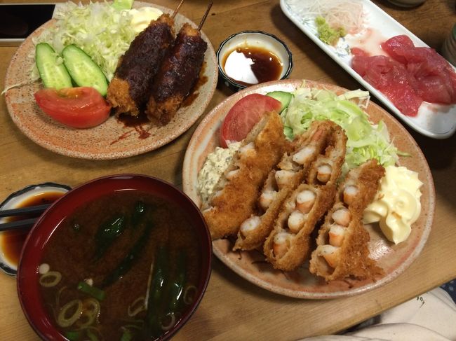 こちらは栄駅の森の地下街にある酒津屋さん。入口に背広を来た人形があり、頭に馬の被り物をしているユニークなお店。<br /><br />朝からお酒が飲めるお店として沢山の人でにぎわっていました。<br /><br />こちらのエビカツがおいしいということでオーダー。小エビがぷりぷりで衣はサクサク。味噌カツは味噌が甘すぎず濃すぎずで、お肉もたっぷり食べごたえありでした。<br /><br />どて煮込みが売り切れで残念でした。<br /><br />濃すぎる味噌が苦手で味噌煮込みうどんなどは食べず、基本えび海老で攻めましたが、これが大正解。おいしい名古屋での食事となりました。