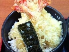 金山駅にある天丼屋さん。　15:00-16:00でどのお店もしまっていたので検索の結果天丼に決定。写真は公式からお借りしたものですが、私は天丼＋アナゴ天を追加。

エビ、キス、イカ、ナス、インゲン、ノリの6種類だったと思います。
これで505円とは大変優秀だと感じました。

衣はサクサクでエビ、イカ、キスはぷりぷり。お店の外観はちょっとシュール開けど名古屋に行ったらまた行ったらいいなと思いました。