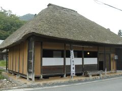 温泉で温まったら、さらに南下して羽州街道を目指します。
羽州街道にある楢下宿は、江戸時代に参勤交代の際に、東北の多くの大名が利用。
山形の新庄藩・庄内藩、秋田の佐竹藩、青森の津軽藩など、10藩以上の藩主が、
この宿場町を利用したそうです。
いくつか文化財として残っている建物のうち、いちばん大きな滝沢屋は、
資料館として（入場料200円）たくさんの道具や資料があり、
管理人さんが実になめらかなトークでガイドをしてくれました。