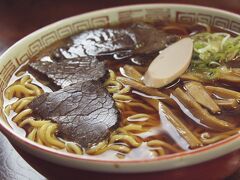 山形ラーメン2日目は長井市の馬肉チャーシューで有名なかめや。
ちょうど12時過ぎだったせいか、4人ほど並んでいる状態でしたが、
ちょっと待ったら座れました。
馬肉チャーシューはしょうゆ味が濃く染みていて、
これをかじりつつラーメンを食べるという感じ。
心配していた臭いもなく、全く抵抗はありませんでした。