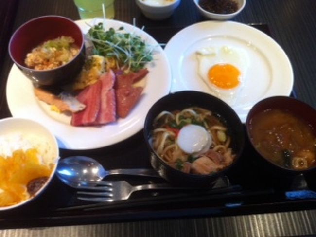 途中まで、パンにしようと思っていましたが、<br />この支那そばに心を打たれ、<br />何故か御飯に変更いたしました。<br /><br />日本のお米は非常に美味しいです<br /><br />調子に乗り、もう一膳<br /><br />お腹パンパンです<br /><br />この後、普通にブルーシールアイスも食べました<br /><br />昔、母がお腹いっぱいでもアイスは溶けるから良い！<br />と言っていたのを思い出す