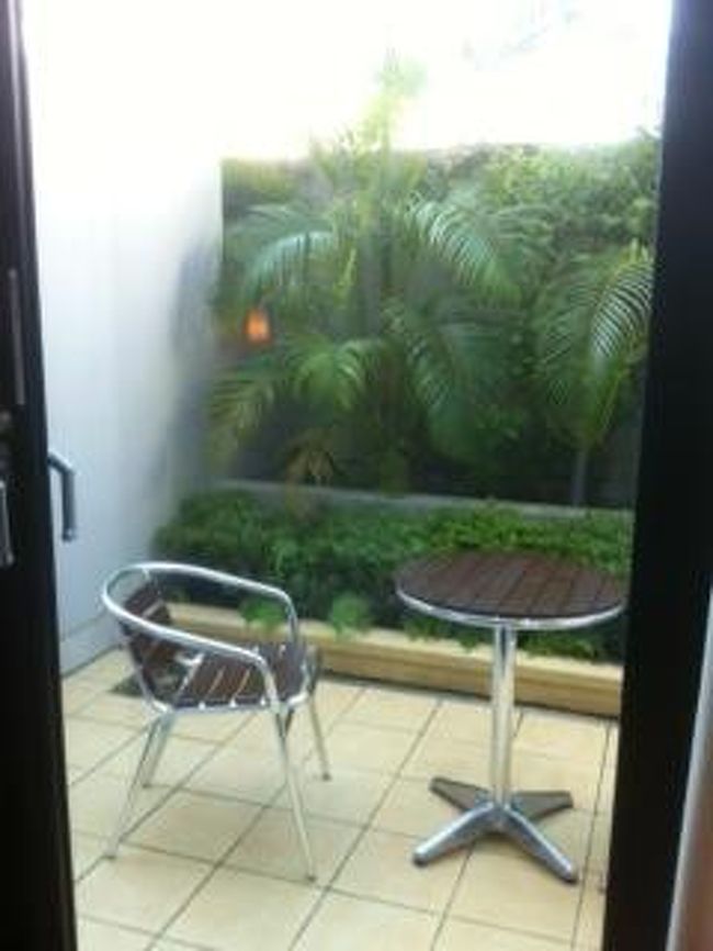 朝、起きるまで全く気付かなかったのですが、<br />テラスがありました<br /><br />那覇に来たら、またここに泊まろうねっ<br /><br />と彼女と話をしながらチェックアウトの準備をします<br /><br />石垣島に行くよ〜