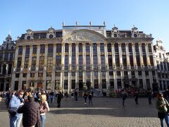 グランプラスを通り抜けます。
「ブラバン公爵の館」の写真を撮ってなかったので撮っときます♪
19人のブラバン公爵の像が立ち並んでいることからこの名が付いたそうです。
