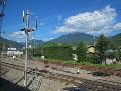 初狩駅（はつかり）を通過します。

以前はスイッチバックの駅でした。