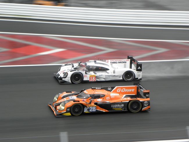 １８号車ポルシェとＬＭＰ２クラスの２８号車。<br /><br />スタートから２時間半が過ぎ、雨もほぼやんできた。<br /><br />ぼちぼちと遠征して、色々なコーナーで観戦しよう！