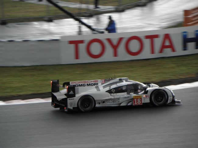 続いて、再びヘアピン。<br /><br />３時間半経過のこの頃、この１８号車ポルシェがトップを走る。