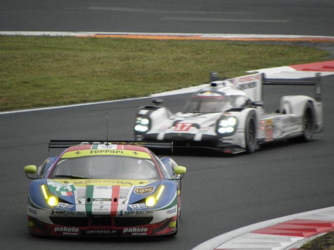 フェラーリと１７号車ポルシェ。