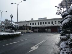 三次（みよし）駅に到着です。雪はやみ、晴れ間も見えてきました。