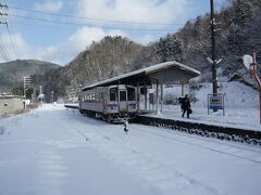 備後落合（びんごおちあい）駅です。ホームや線路は一面雪に覆われていました。