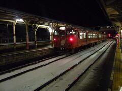 今日は列車に乗りっぱなしで疲れました。すっかり空が暗くなったころ宍道（しんじ）駅に到着しました。今日はここで宿泊です。