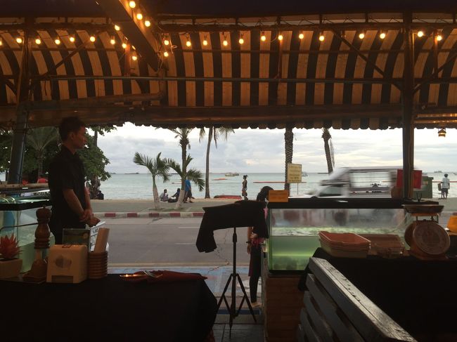 無事にお二人と合流できました♪<br />数年ぶりの再会。宿で泊まった時にいろいろお二人の旅話や、生き方を聞き素敵な生き方をしていらっしゃるご夫婦だなぁと思いまたいつかお会い出来たらなぁと願っていました。<br /><br />いつも石垣島に行く際、宿が満席だったり、海外に行かれていたりでタイミングが合わなかったのですが、再会でき異国の地で<br />感動しました。<br /><br />旅話で盛り上がり沢山笑って名残惜しかったですが、<br />またお会いできるそんな気がします。<br />素敵な出逢いに感謝です。<br />ありがとうございました。<br />