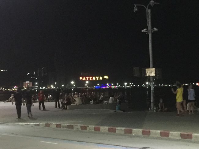 お別れした後ぶらぶら。<br />夜になりました。昼間の雰囲気とはだいぶ変わります。