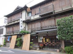 旅館「茶六本館」、木造建築の威風堂々たる佇まいが良いですね！。
これからの季節に一度は宿泊してみたい日本の宿ですね。

国道沿いには「茶六別館」も在り、「清輝楼」と共に国の有形文化財に登録されています。