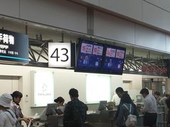 羽田空港１１：４５発のANA315便で、富山空港まで飛びます。

「新幹線ですか？」とよく聞かれますが、我家から羽田までは「京急でビュン」、２０分ほどで着くので東京駅まで行くのが面倒。
どうしても飛行機になっちゃいます。

この日は、３連休の中日で割合空いておりました。