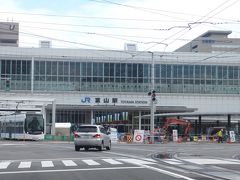 富山駅の前を過ぎて、レンタカー屋さんに行って、さぁ出発。