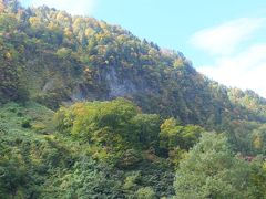 「悪城の壁（あくしろ の かべ）」。

古立山火山の噴出で形成された溶岩台地（弥陀ヶ原）を氷河と称名川の浸食作用によって10万年の歳月を掛けて造られたと考えられています。
「悪城の壁」全体が、溶結凝灰岩で出来ており、横方向２?、高さは500?もあります。