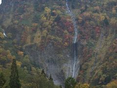 おぉ！

滝が見えてきました。
写真などで見ていた「称名滝」より水量が少ないが・・・。