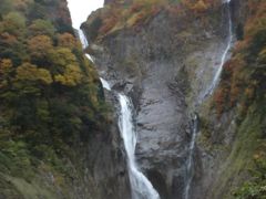 更に進むと、「称名滝」の全貌が見えてきました。