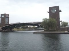 これが、「天門橋」。

「富岩運河環水公園」のシンボル施設で、両端にはエレベーターを備えた展望塔があって、環水公園全体が一望できると共に、立山連峰の姿も眺めることが出来るそうです。
夜は、季節毎の色でライトアップされるとか。

また、運河を周遊する船も運航されていて、天気の良い日にゆっくり来たいものです。
なお、公園内は、駐車場も含めて入園無料です。