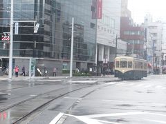 富山地方鉄道の市内電車が行き交います。 