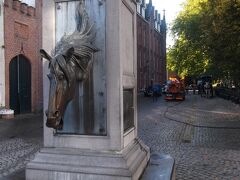 旧市街のツアー馬車のお馬さんの水飲み場です