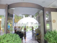 空港から更にバスで９０キロ...目的地到着〜
「ホテル　クリム」

*写真は翌日撮ったもの