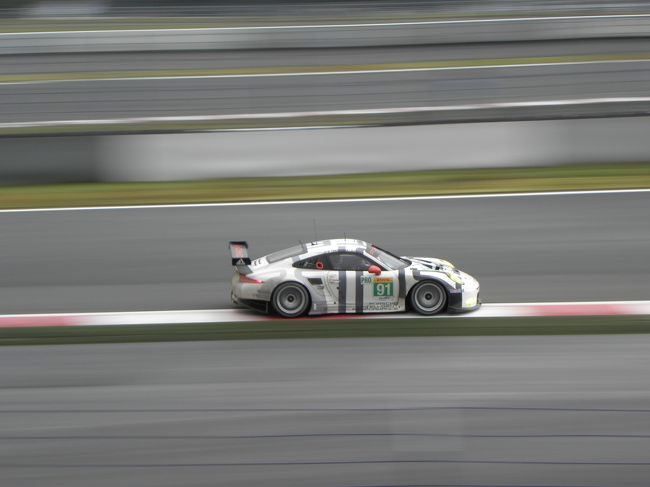プリウスコーナーから最終コーナーに向かうＬＭＧＴＥプロクラスの９１号車ポルシェ。<br /><br />今回、一番良く撮れた写真！