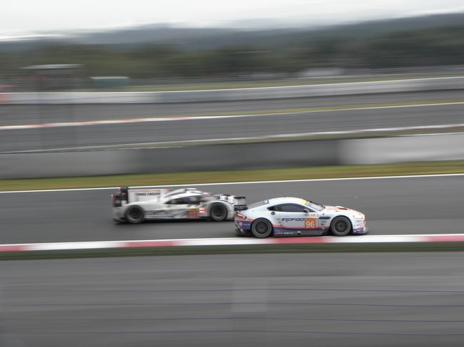 ＬＭＧＴＥアマクラス９６号車を抜いていく、ＬＭＰ１クラスの１７号車ポルシェ。