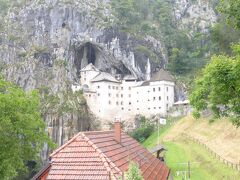 洞窟とお城が合体（？）

プレジャマ城をチラ見してスロベニアとさよならします。