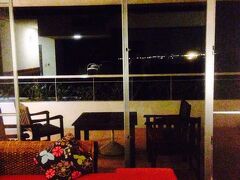 21時くらいにカヌチャベイホテル＆ヴィラズへチェックイン。
検索で、価格コム経由のルクササイトで、コンドミニアムの部屋を15,000円/泊で購入。2人で泊まるので相当お安い（≧∇≦）。