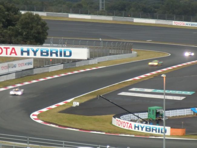 夕闇に映えるライトが美しい！<br /><br />レースの展開はほとんど追いかけていなかったのだけど、トップを走っていた１８号車ポルシェが、チームオーダーにより、アウディ７号車とドライバーズタイトルを争う１７号車にトップを譲ったようだ。<br /><br />いずれにしても、ポルシェ−ポルシェ−アウディ−アウディ−トヨタ−トヨタの順で固まる。