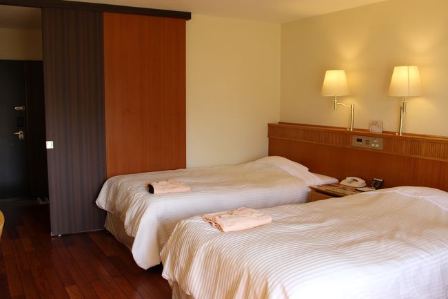 部屋の中です<br /><br />洗面所は少しカビ臭がしましたが<br />（彼女は気にならないと言っていました）<br />部屋は綺麗です<br /><br />水着に着替えて海へ<br /><br />この後海水が思ったより冷たいので<br />プールへ移動