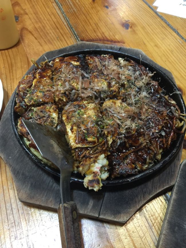 待ってました。５ヶ月ぶりのまるじゅう特製のモダン。<br /><br />お好み焼きに焼きそばとチーズをトッピングしてモダン焼きにしてもらいました。<br /><br />美味しすぎるー。焼き加減が絶妙