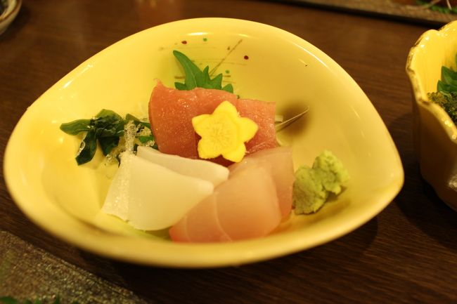 お刺身です<br /><br />添えてあるのは島人参らしいです<br /><br />鮪、烏賊、白身は島の魚らしく<br />名前は。。。。忘れた！！