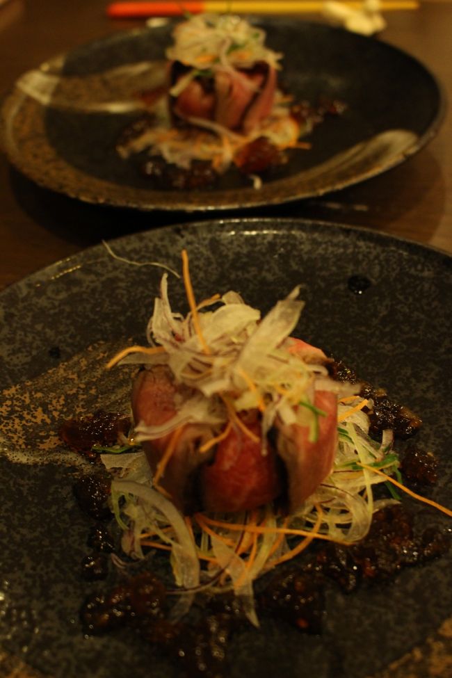 石垣牛のたたきです<br /><br />香味野菜と周りはポン酢のジュレです