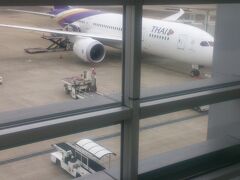 福岡空港から初のボーイング７８７で乗り継ぎ先のバンコクへ。
