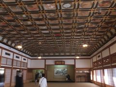 「傘松閣」（さんしょうかく）。

吉祥閣から２階に上がったところにあります。
道元禅師の750回大遠忌の記念事業の一環として、1993年（平成5年）から2年の歳月をかけて再建された建物です。